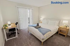 Great for Mid or Long Stays - Pool, King Bed, Gym - Image 5
