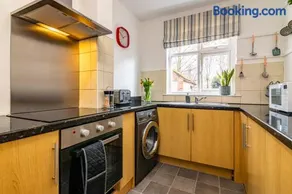 Lovely 4BDR home- Off street parking sleeps 7 - Image 3