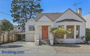 Cozy 5-Bedroom House, Perfect for Family and Work Groups - Image 1