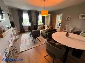 Bright Teddington Home Near River Walks - Image 5