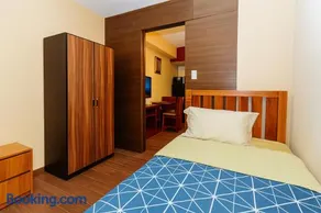 Sunlit Makati Haven Cozy 1BR Gym Pool 1703 - Image 2