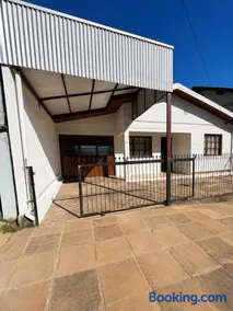 Casa completa próxima ao centro - Image 5