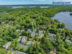 Pool and tennis court close to Craigville Beach - Image 3