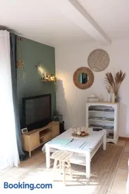 Grand studio en rez de jardin avec terrasse parking motos - Image 1