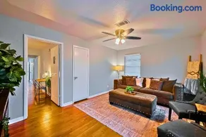 Modern 3BR Home in Spring Branch - Image 3