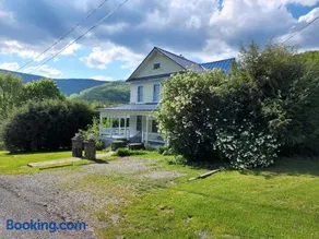 BaseCampWV-Durbin. Spacious 4 bedroom house w/yard - Image 1