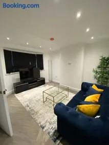 Lux 2 Bedroom Hse, 2 Free Parking, Close to station - Image 3
