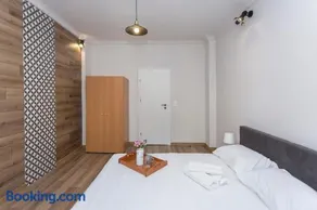 Sunny and Modern 1BDR Apartment in the Center - Image 4
