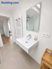 Modernes Penthouse-Loft mit Netflix, AC und Terrasse - Image 2
