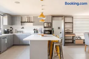 Alojamiento entero en moderna casa en condominio - Image 2