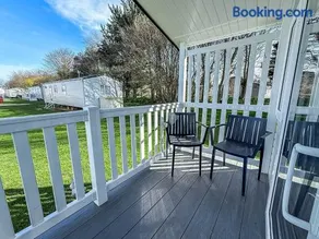 Lovely Caravan With Decking At Broadland Sands In Suffolk Ref 20178Bs - Image 2