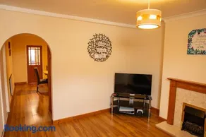 Mansfield House - Sleeps 10, Free Parking, WiFi - Weekly & Monthly Stay Deals! - Image 3