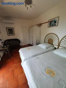Castelo do Mar, 3 bedroom villa with private pool in large garden, 400m to beach and close to village - Image 2