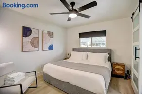 Custom Designer Home. Sleeps 9. Close to domain Q2 - Image 4