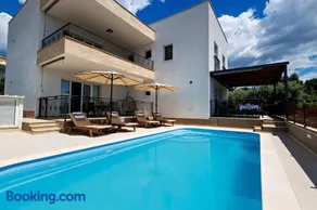 Elegant Holiday House 3D by the Sea with pool and included breakfast - Image 3