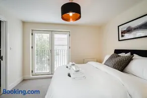 Tailored Stays - Science Park Apartments - Image 2