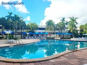 Luxury Beach & City View Condo 5 min walk to beach - Image 2