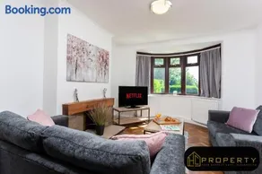 Spacious 3 bed, 2 min from A1 - Image 4
