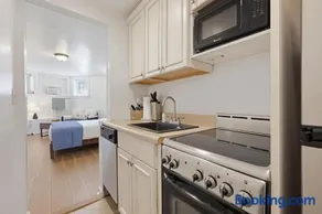 Polished Back Bay Stay Near Shops & Dining - Image 1