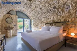 Amani Luxury 4-Bedroom Villa & Pool in Batroun - Image 5