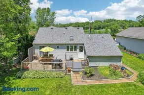 Center Lake Cape Cod Escape Family Waterfront Home with Dock Scenic Views and Pet Friendly - Image 3