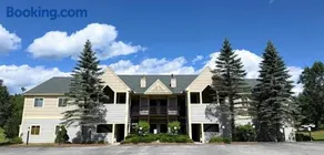 S35 Pet-Friendly Bretton Woods Condo - AC, Fireplace, Near Ski Area - King Bed and Mountain Escape - Image 1