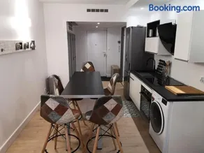 Spacious 8-Guest Apartment with 3 Suites & Garage - Image 5
