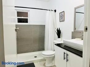 Chic Retreat BB, Bright, Gated 2BR Condo with pool and wifi - Image 2
