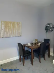 Heaton-Beautiful 3 Double Bedrooms Sleeps 6 Free Parking and Wifi - Image 2