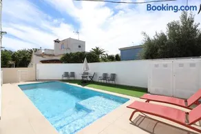 2 apartamentos en una excelente villa de playa compartiendo Piscina y Jardín - Image 1