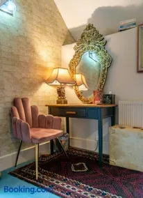 Luxurious, Fabulous, Fun, Contemporary Suite in Retreat Centre - Image 3