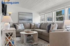 Lily of the Valley Cottage, Cozy Lake Orion Gem - Image 1