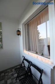 Comfy 2 Room Apartment - Free Parking - 350Mbps WiFi - Netflix - Image 2