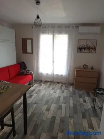 Studio rénové avec balcon et vue dégagée - Image 4