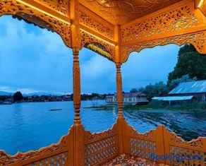The Martin's Houseboat - Image 4