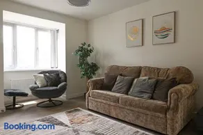 3-Bed House Sleeps 7 with Parking & Garden - Image 2