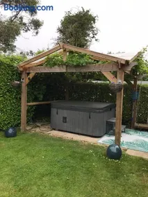 Annexe in lymington with private use of hot tub - Image 3