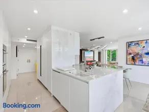 Exclusive Lakefront Luxury in Boca Raton - Image 2