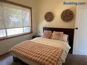 Homey Beach Cottage with Spa, walk to beach - Image 3