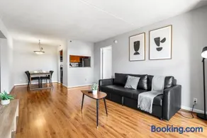 Prime Location for Business Stay - Image 4