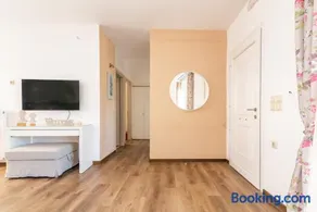 Sophia's Comfortable Home with a Private Backyard - Image 5