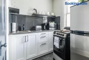 Modern Apartment with Kitchen on James St - Image 3
