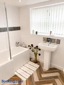 Two bed apartment, sleeps 5, ideal for work stays - Image 3