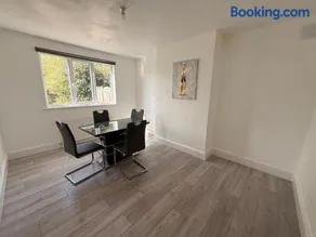 Modern 3 bedroom home in NG2 - Image 4