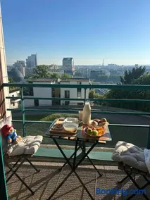 Paris & Eiffel Tower View Balcony Private Parking - Image 1