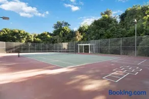 Luxury LA Garden Estate Private Pool HotTub Tennis - Image 2