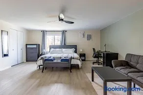 Spacious 4BR Retreat With BBQ and Gym Sleeps 14 - Image 2