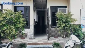 DEEPAK HOMESTAY & PALACE - Near Celebration Mall & Market - In Budget Rooms - Image 1