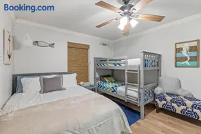 Lakefront retreat, hot tub, pets - Image 2