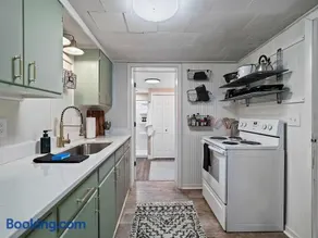 Woodland home with workspace and TV - Image 4